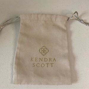 Kendra Scott Beige Pouch with Gold Emblem (F7)